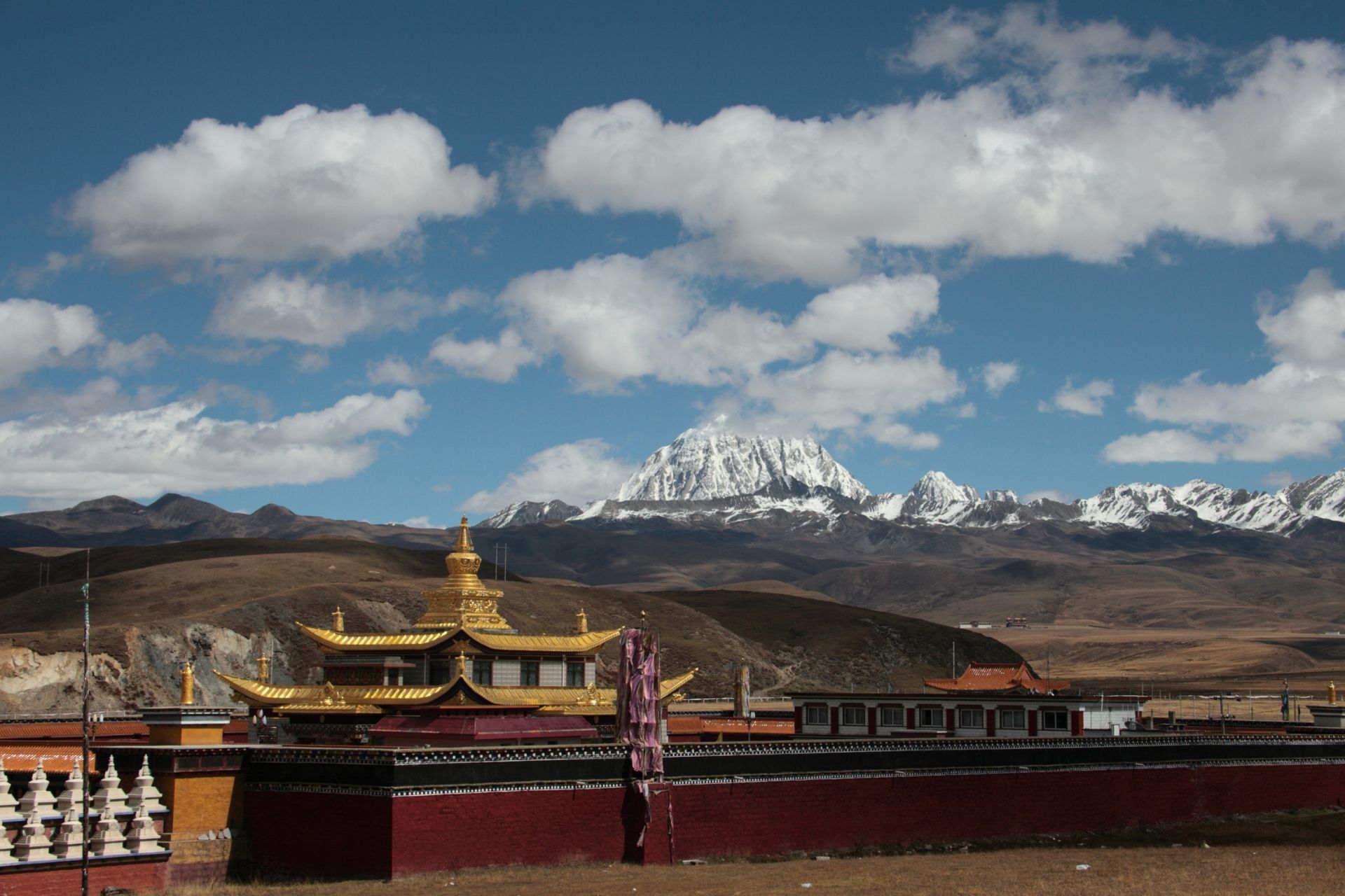 Muya golden temple and Yala snow mountain